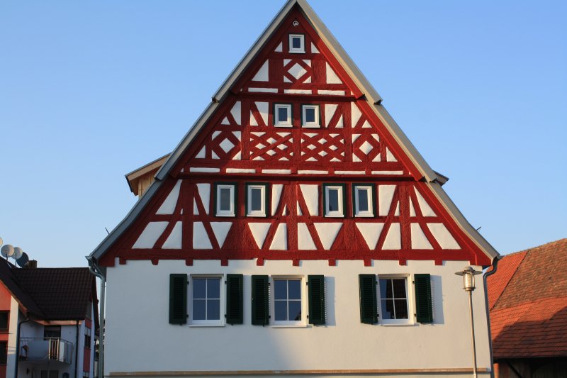 Ein klassisches Bauprojekt von Lauffer Holzbau-Zimmerei in Renningen: Sanierung eines Sichtfachwerks mit historischer Fassade am Staffelgiebel.