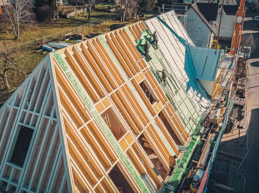 Das Team von Lauffer Holzbau-Zimmerei errichtet in Renningen-Malmsheim einen Dachstuhl für ein Mehrfamilienhaus, wobei ein Teil des Altbestandes dabei saniert wird - ein klassisches Bauprojekt für Lauffer Holzbau in Renningen