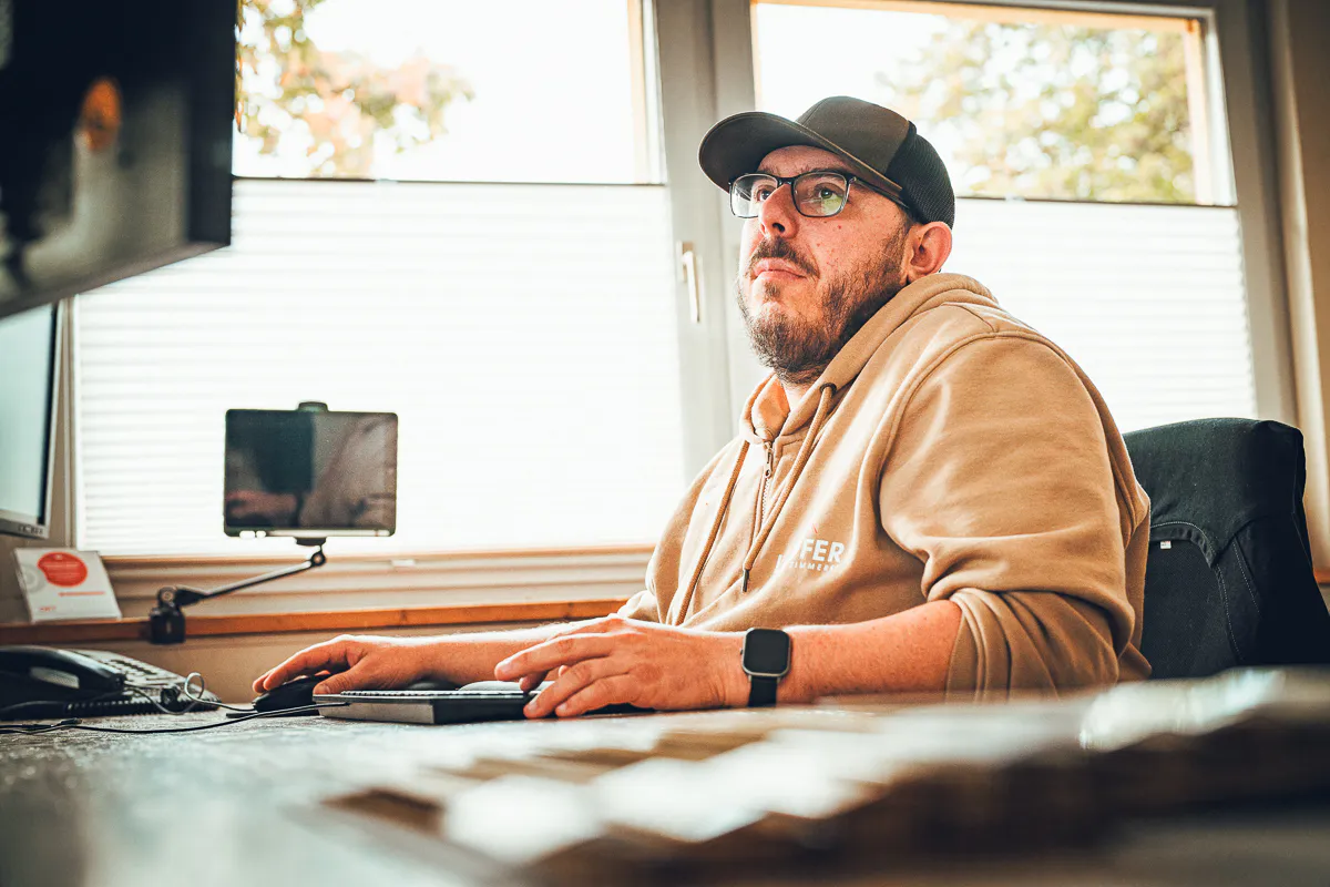 Steffen Lauffer plant als Inhaber von Lauffer Holzbau-Zimmerei die meisten Projekte selbst am CAD