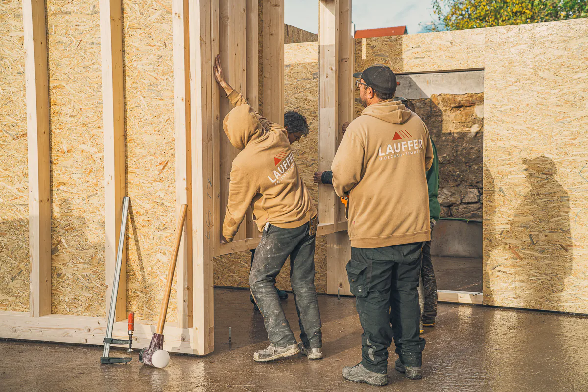 Das ist Teamwork: Die Bauelemente des Holzrahmenbaus werden für ein neues Mehrfamilienhaus in Renningen-Malmsheim präzise zusammengesetzt.