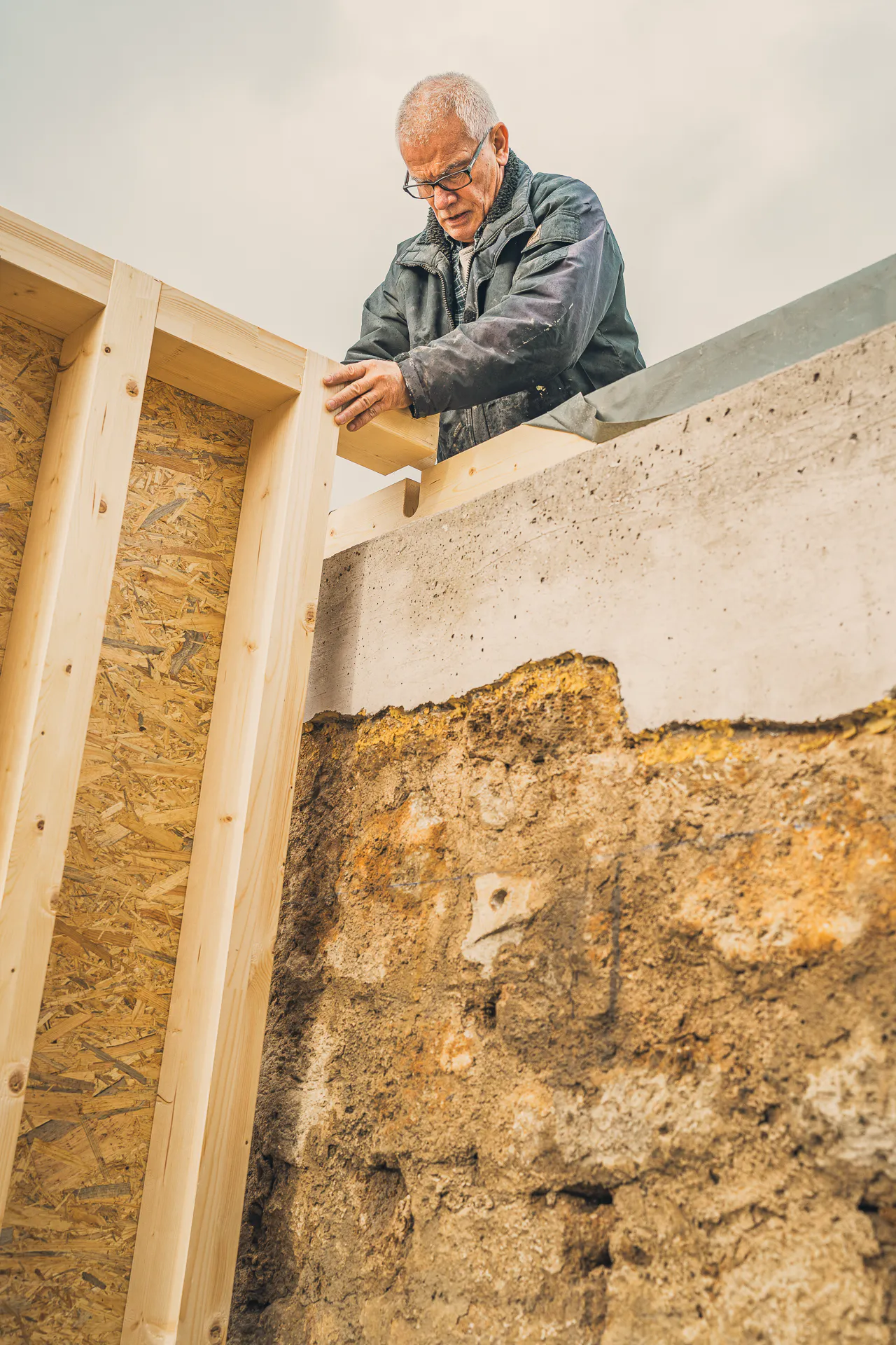Passgenaues Einfügen einer Holzständerwand in eine jahrhunderte alte Mauer: Maßgeschneiderte Restaurierung mit Neubau von Lauffer Holzbau-Zimmerei in Renningen.