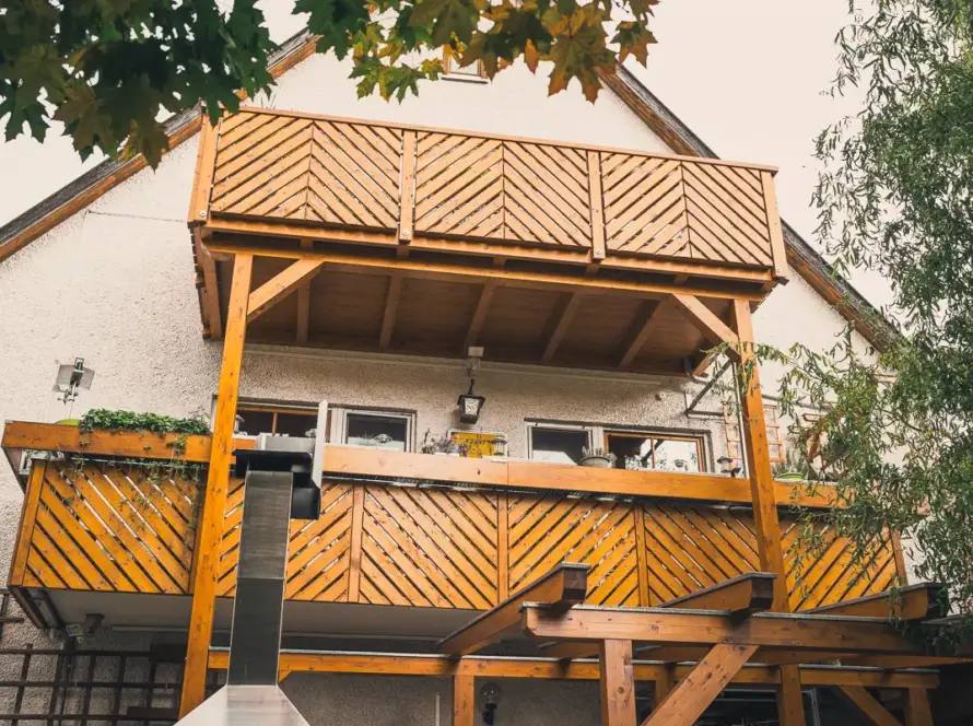 Klassisches Bauprojekt von Lauffer mit raffiniertem Detail: Elemente des Holzbalkones sind ausklappbar und die Pergola ist mit konstruktivem Holzschutz versehen.