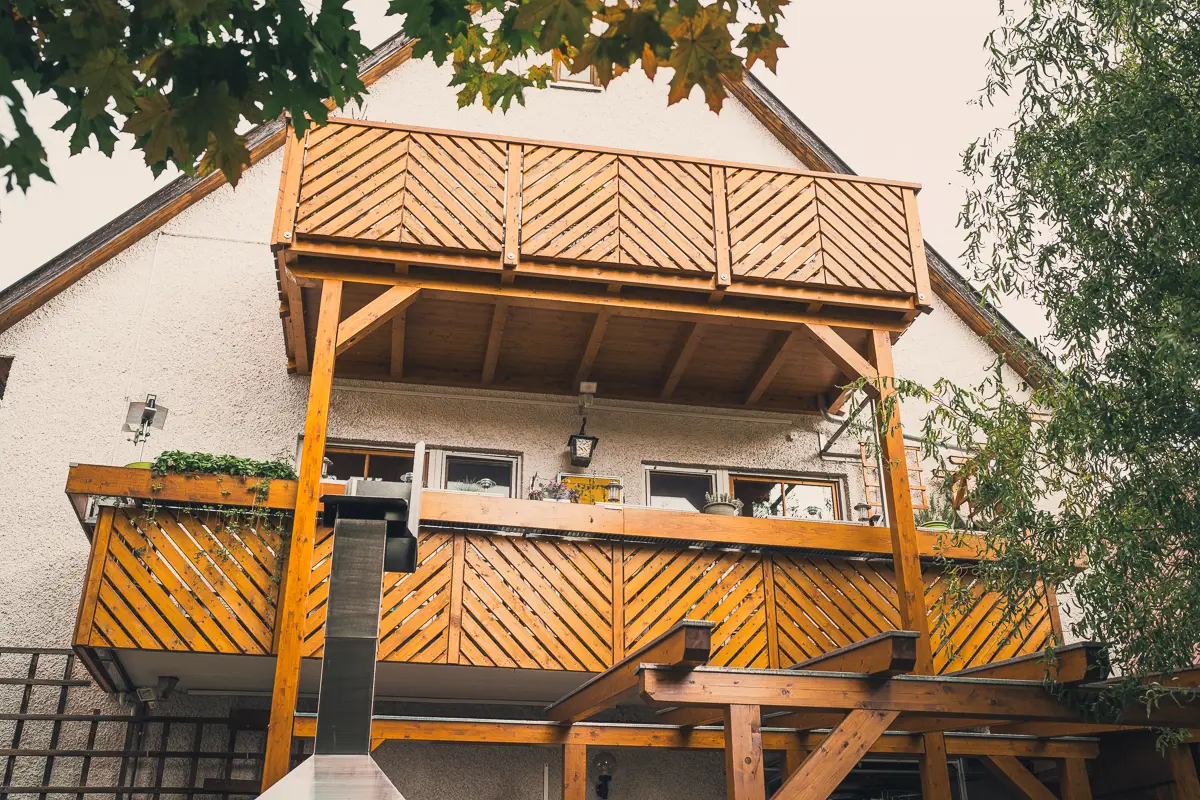 Raffinierter Holzbalkon