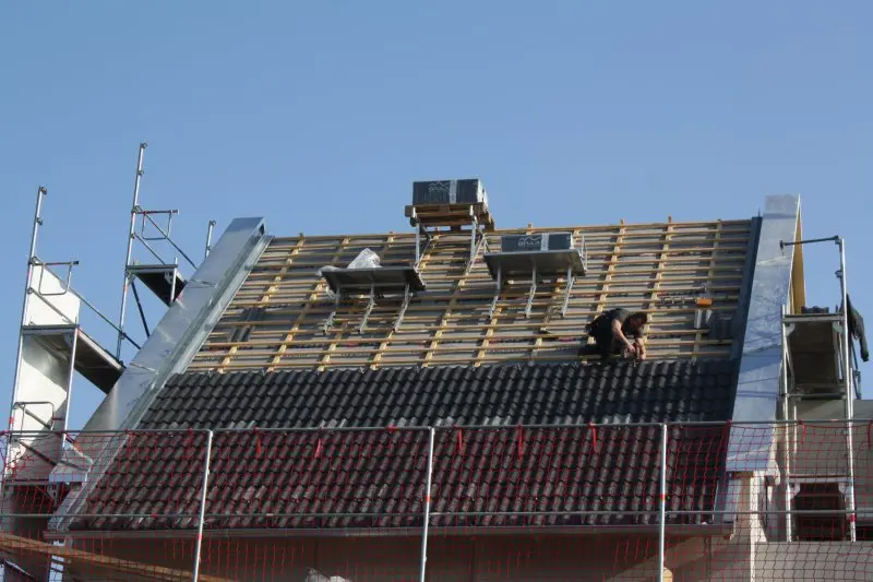Ein klassisches Bauprojekt von Lauffer Holzbau-Zimmerei in Renningen: Sanierung eines Dachstuhls mit Ziegeldeckung, Dachdeckerarbeiten, energetische Dachsanierung.