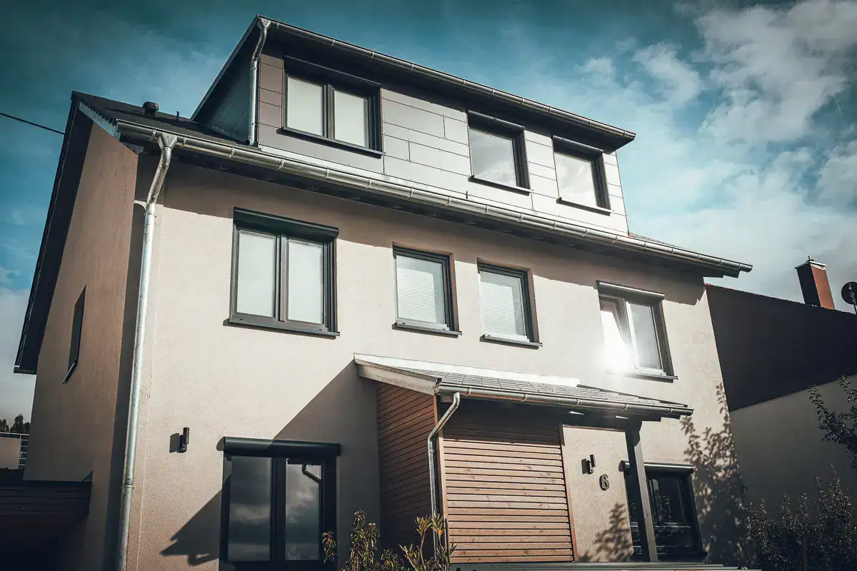 Ein Bauprojekt von Lauffers Team in Renningen war dieses Vordach mit Vorhaus in Holzverschalung an einem Einfamilienhaus.