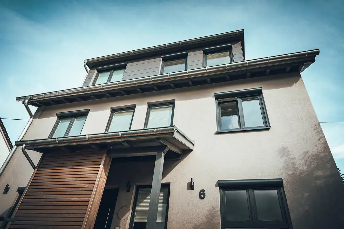 Das starke Team der Zimmerei Lauffer in Renningen baute dieses Vordach mit Vorhaus in sichtbarer Holzverschalung.