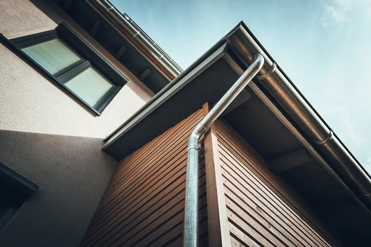 Ein Bauprojekt von Lauffers starkem Team in Renningen war dieses Vordach mit Vorhaus in Holzverschalung: Traufdetail, Dachuntersicht, Sichtschalung.