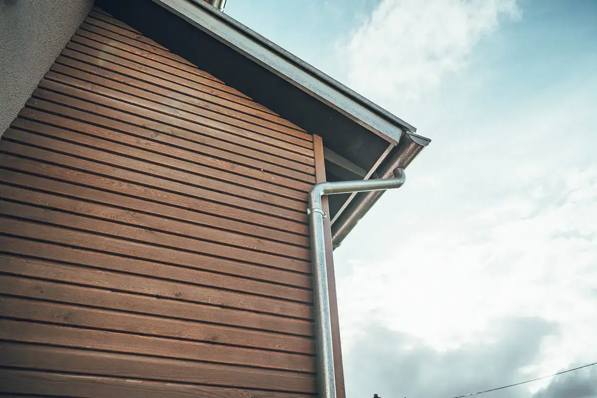 Ein Bauprojekt von Lauffers starkem Team in Renningen war dieses Vordach mit Vorhaus in Holzverschalung: Traufdetail, Dachuntersicht, Sichtschalung.