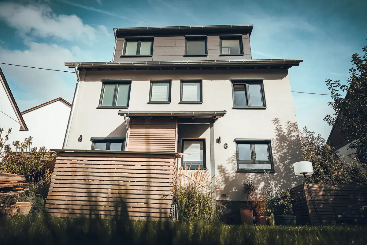 Ein Bauprojekt von Lauffers Team in Renningen war dieses Vordach mit Vorhaus in Holzverschalung an einem Einfamilienhaus.