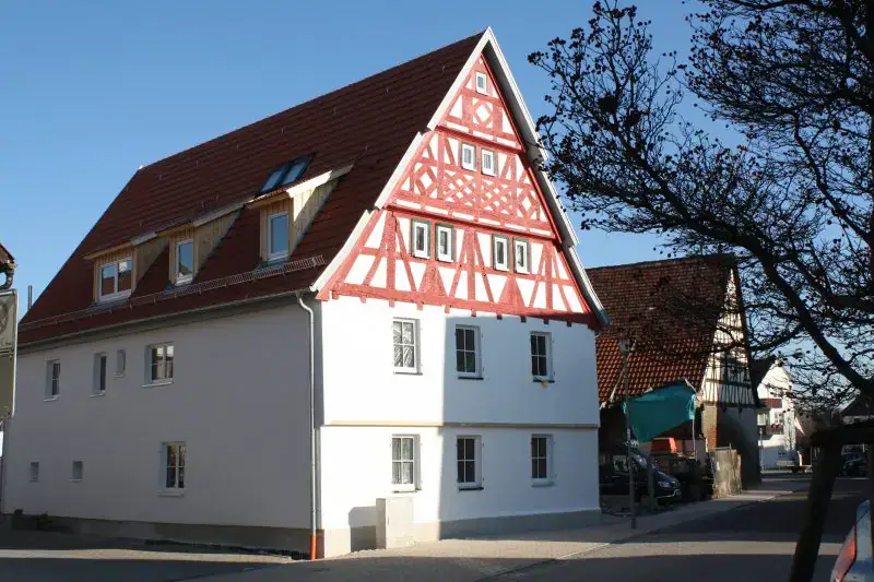 Ein klassisches Bauprojekt von Lauffer Holzbau-Zimmerei in Renningen: Sanierung eines Sichtfachwerks mit historischer Fassade am Staffelgiebel.