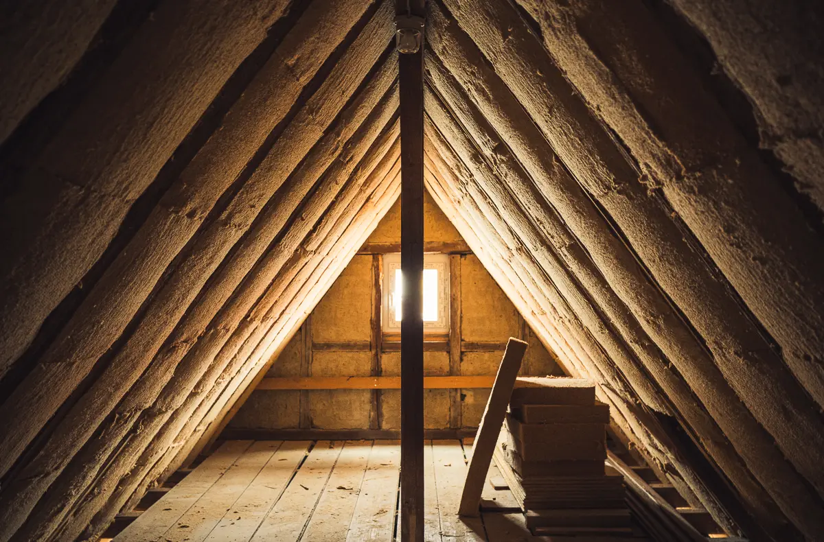 Nachhaltige Sanierung in Renningen, Dachstuhldämmung im Einfamilienhaus, eingebaut von Lauffer Holzbau-Zimmerei. Philosophie: Natürlich dämmen.
