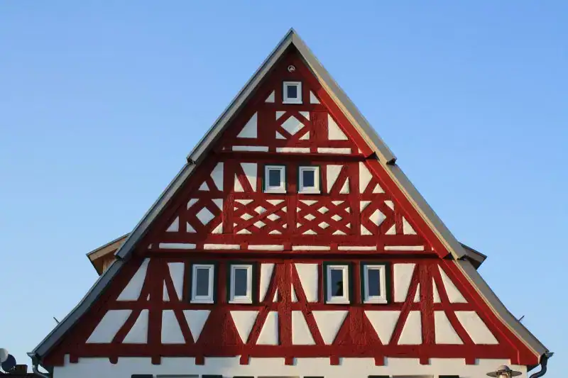 Ein klassisches Bauprojekt von Lauffer Holzbau-Zimmerei in Renningen: Sanierung eines Sichtfachwerks mit historischer Fassade am Staffelgiebel.