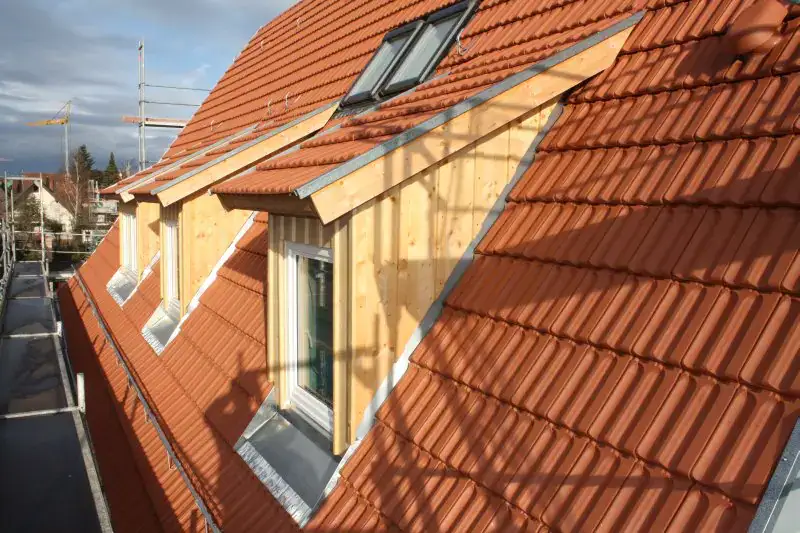 Ein klassisches Bauprojekt von Lauffer Holzbau-Zimmerei in Renningen: Sanierung eines Sichtfachwerks mit historischer Fassade inklusive Gauben, Dachflächenfenster und Ziegeldeckung.