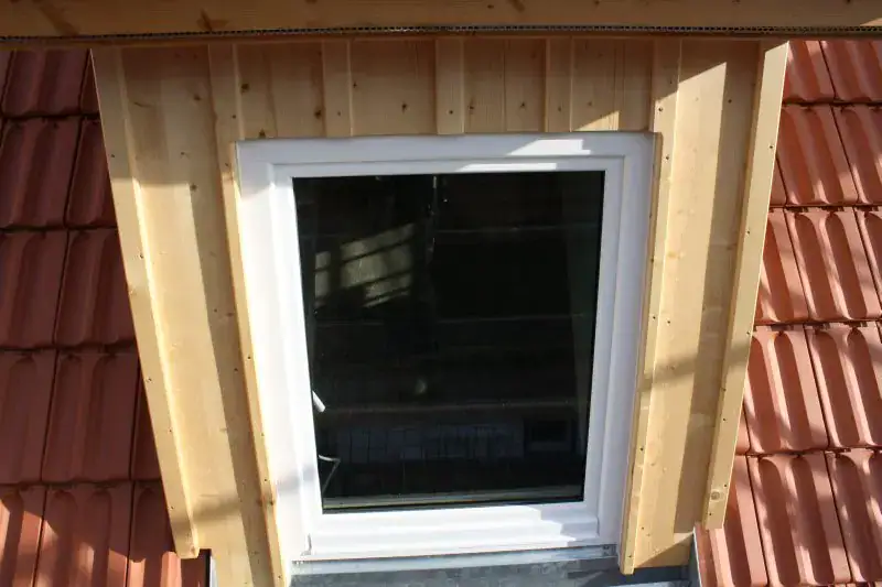 Ein klassisches Bauprojekt von Lauffer Holzbau-Zimmerei in Renningen: Sanierung eines Sichtfachwerks mit historischer Fassade inklusive holzverschalten Gauben, Dachflächenfenstern mit Fensterlaibung und Ziegeldeckung.