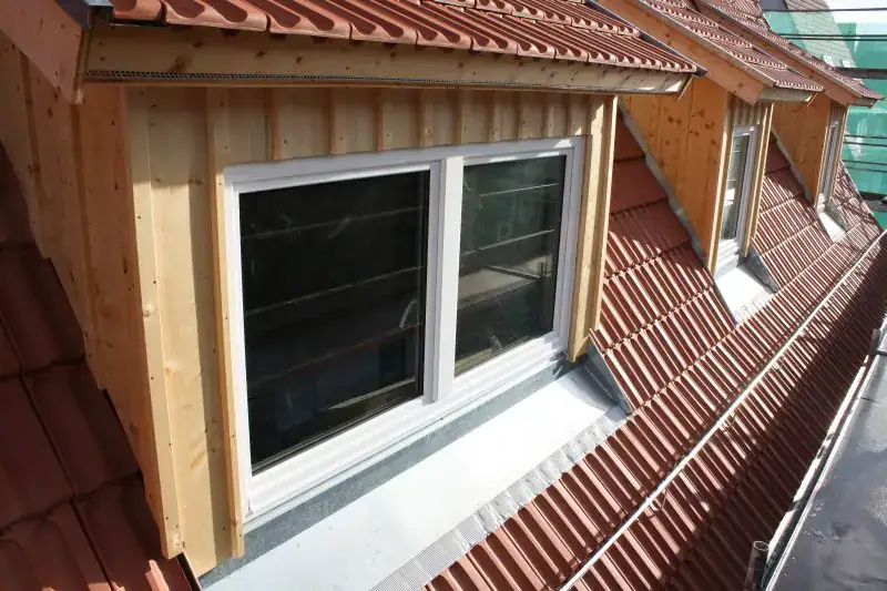 Ein klassisches Bauprojekt von Lauffer Holzbau-Zimmerei in Renningen: Sanierung eines Sichtfachwerks mit historischer Fassade inklusive Gauben, Dachflächenfenster und Ziegeldeckung.