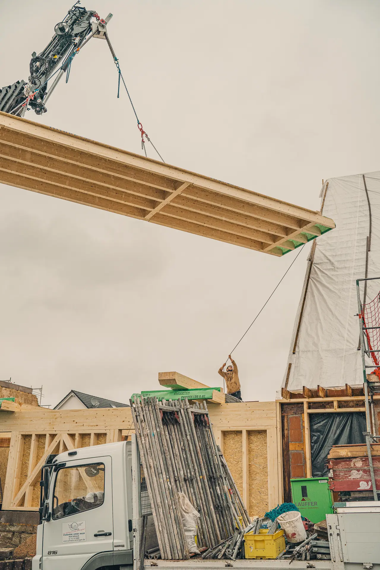 Für den Neubauteil der Sanierung eines Mehrfamilienhauses in Renningen-Malmsheim werden Holzständerwände vom Team Lauffer Holzbau-Zimmerei eingefügt.