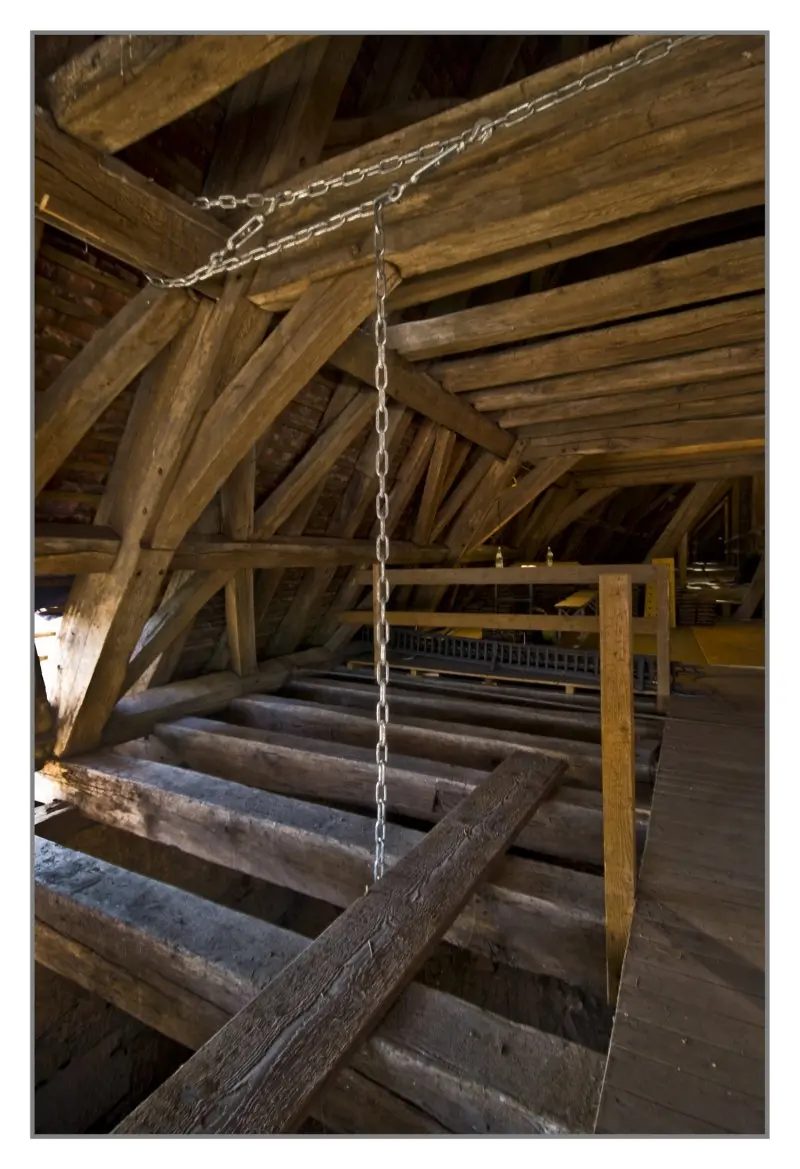 Ein Unikat von Lauffer Holzbau-Zimmerei in Renningen: Restaurierung der Chorbühne der Johannes-Täufer-Kirche in Magstadt. Hier: Restaurierung des Chorgebälks, der Chorbühne, des Kirchendachstuhls.