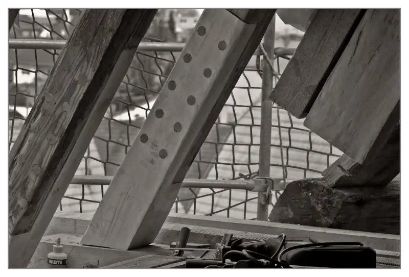 Ein Unikat von Lauffer Holzbau-Zimmerei in Renningen: Restaurierung der Chorbühne der Johannes-Täufer-Kirche in Magstadt. Hier: Verblattung, Holzinstandsetzung und Balkensanierung.