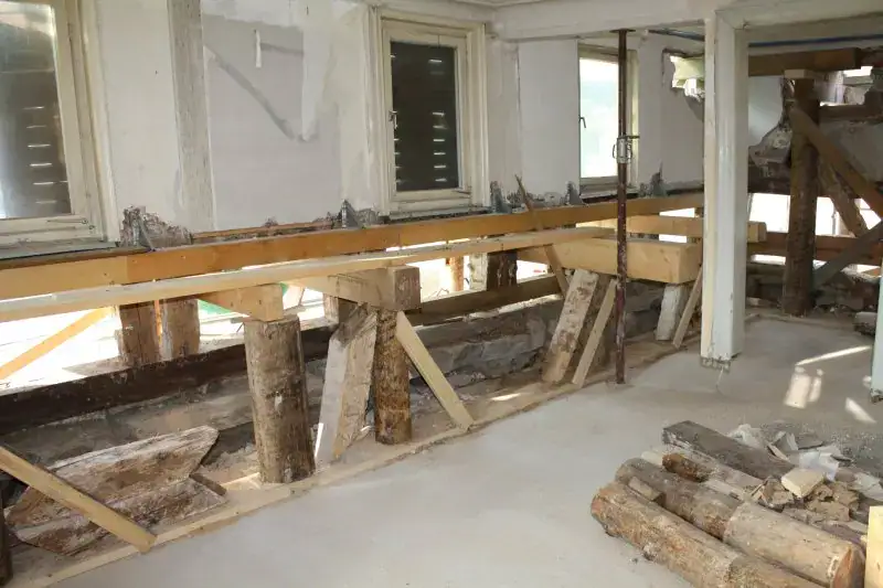 Ein klassisches Bauprojekt von Lauffer Holzbau-Zimmerei in Renningen: Sanierung eines Sichtfachwerks mit historischer Fassade inklusive Schwellensanierung, Abstützung und Fachwerksanierung.