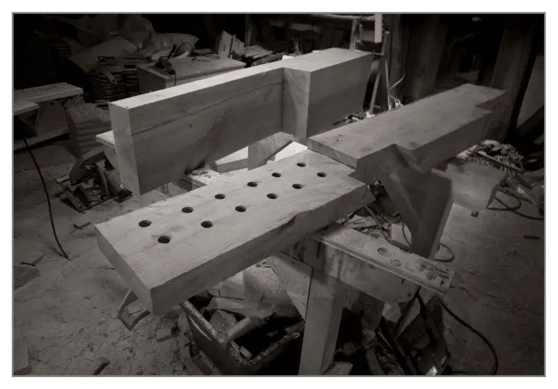 Ein Unikat von Lauffer Holzbau-Zimmerei in Renningen: Restaurierung der Chorbühne der Johannes-Täufer-Kirche in Magstadt. Hier: Verblattung, Holzinstandsetzung und Balkensanierung.