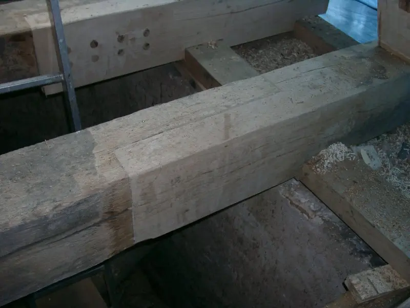 Ein Unikat von Lauffer Holzbau-Zimmerei in Renningen: Restaurierung der Chorbühne der Johannes-Täufer-Kirche in Magstadt. Hier: Verblattung, Holzinstandsetzung und Balkensanierung.