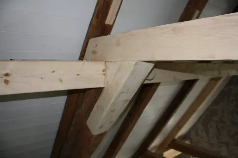 Ein klassisches Bauprojekt von Lauffer Holzbau-Zimmerei in Renningen: Sanierung eines denkmalgeschützten Fachwerkhauses inklusive Holzinstandsetzung am Kehlgebälk.