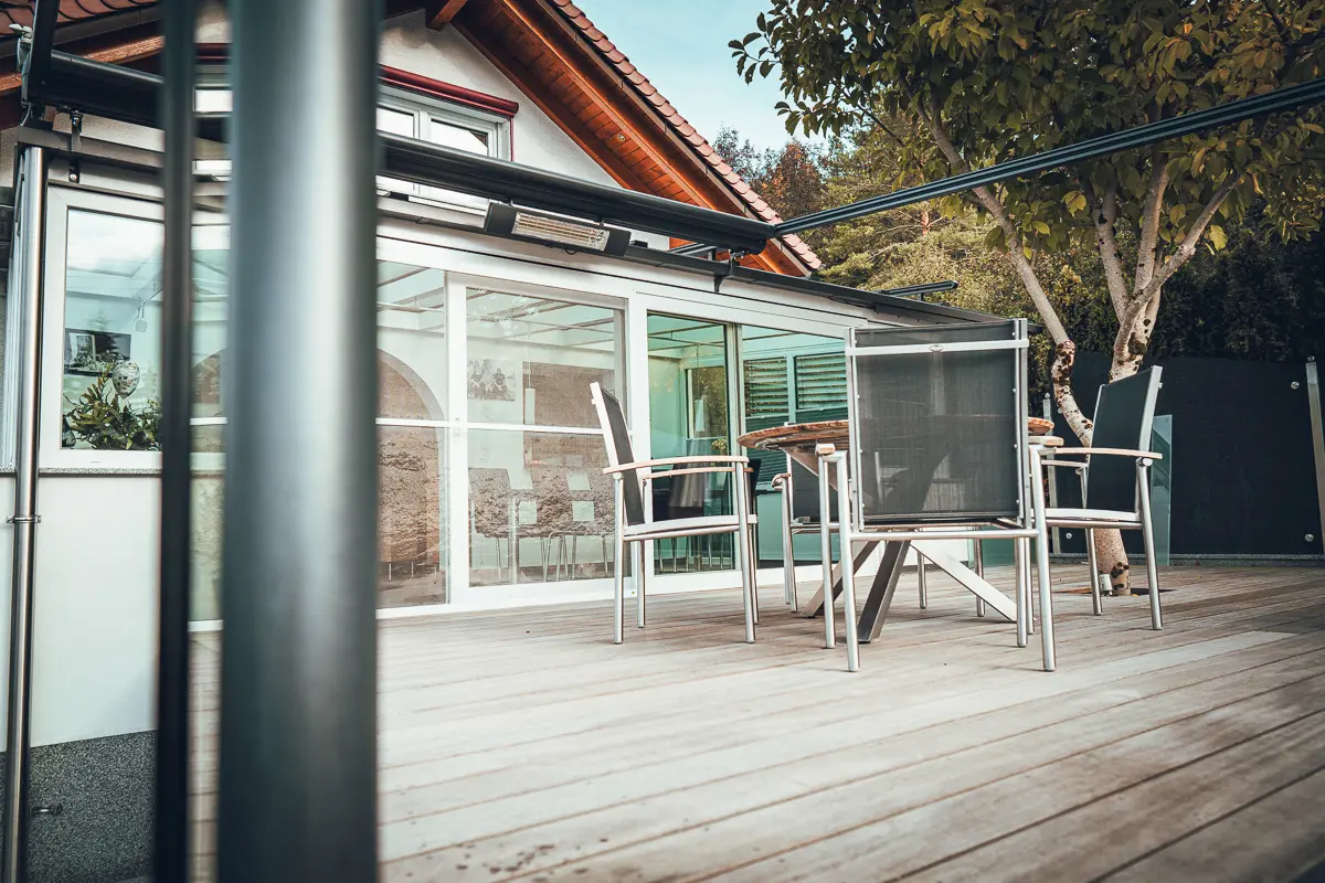 Lauffers klassisches Bauprojekt: stabile und witterungsbeständige Holzterrasase, gebaut im Teamwork von Lauffer Holzbau-Zimmerei in Renningen.