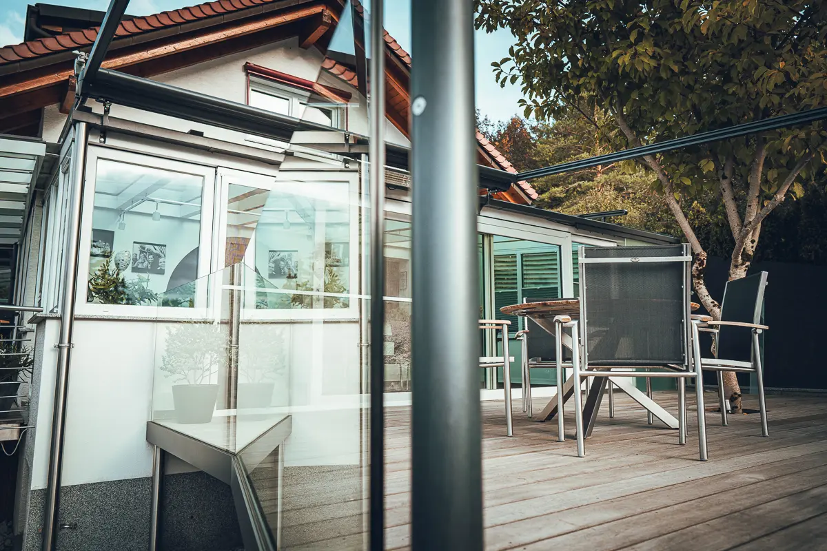 Lauffers klassisches Bauprojekt: stabile und witterungsbeständige Holzterrasase, gebaut im Teamwork von Lauffer Holzbau-Zimmerei in Renningen.