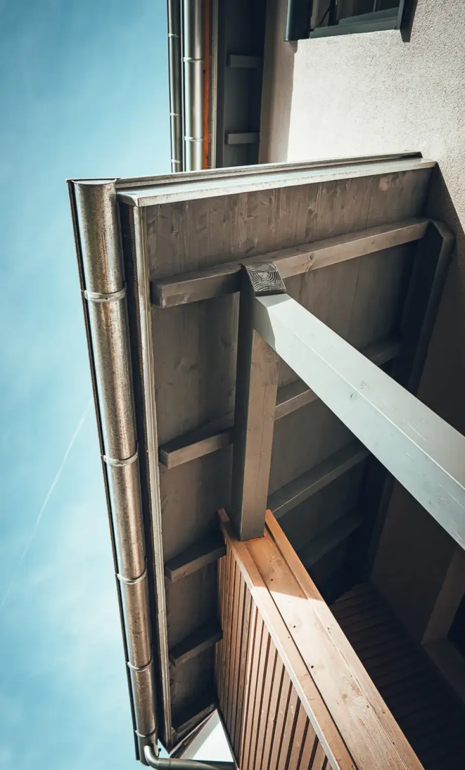 Das starke Team der Zimmerei Lauffer in Renningen baute dieses Vordach mit Vorhaus aus Holz.