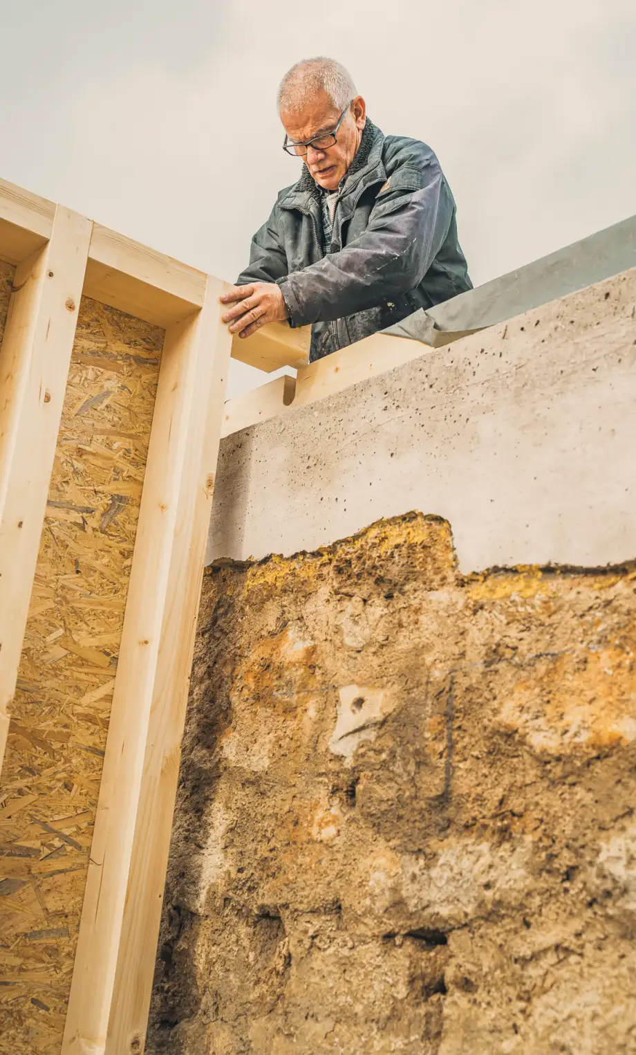 Mapgeschneidert Werte erhalten, Nachhaltige Sanierung in Renningen: Passgenaues Einfügen einer Holzständerwand in eine jahrhunderte alte Mauer: Maßgeschneiderte Restaurierung mit Neubau von Lauffer Holzbau-Zimmerei.